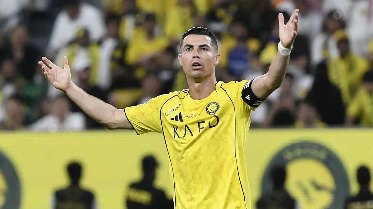 بسبب دونغا.. رونالدو يطالب سيارة نقل المصابين بمغادرة الملعب فورا (فيديو)