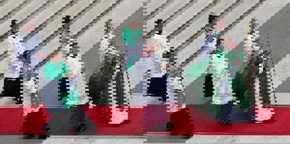 البابا فرنسيس يكرم ريتشارد جير وجورج كلوني وسلمى حايك