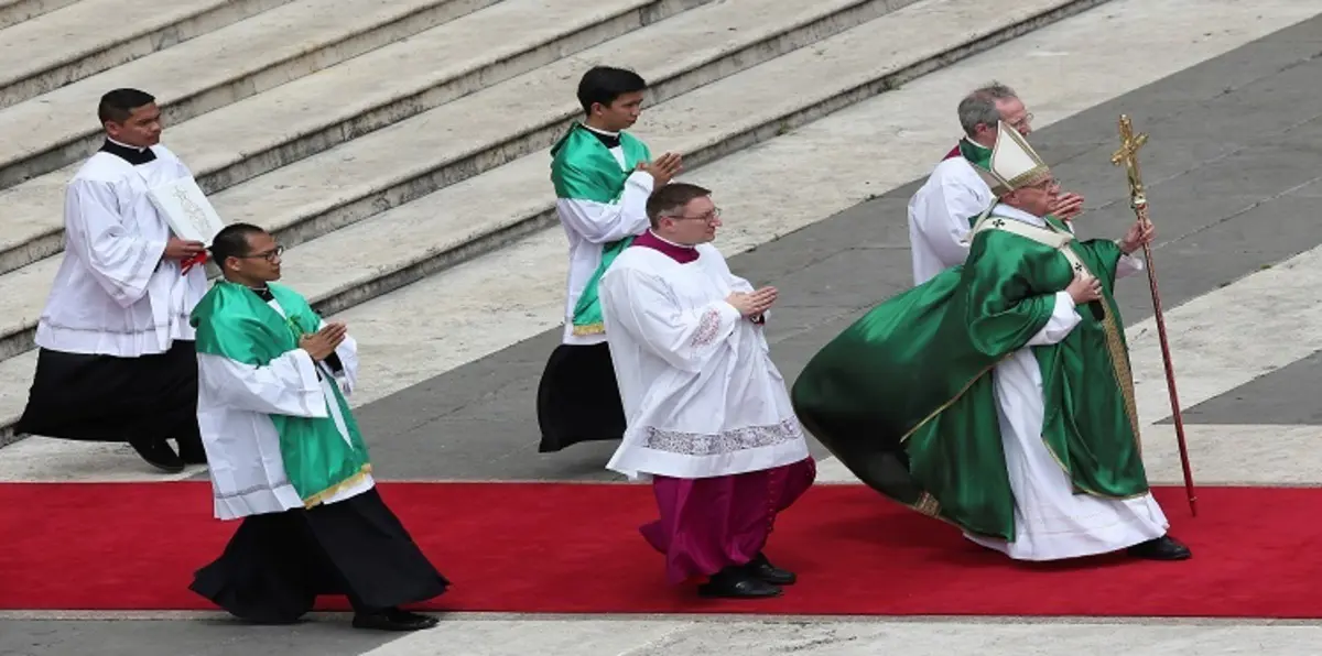 البابا فرنسيس يكرم ريتشارد جير وجورج كلوني وسلمى حايك