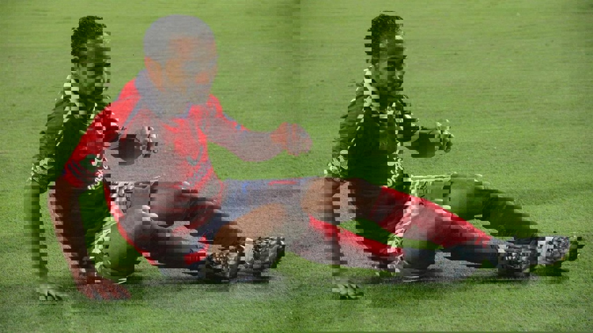 نجم الأهلي يتعرض للخطر في "الشلال" ويعتدي على رامز جلال بالحجارة (فيديو)‎