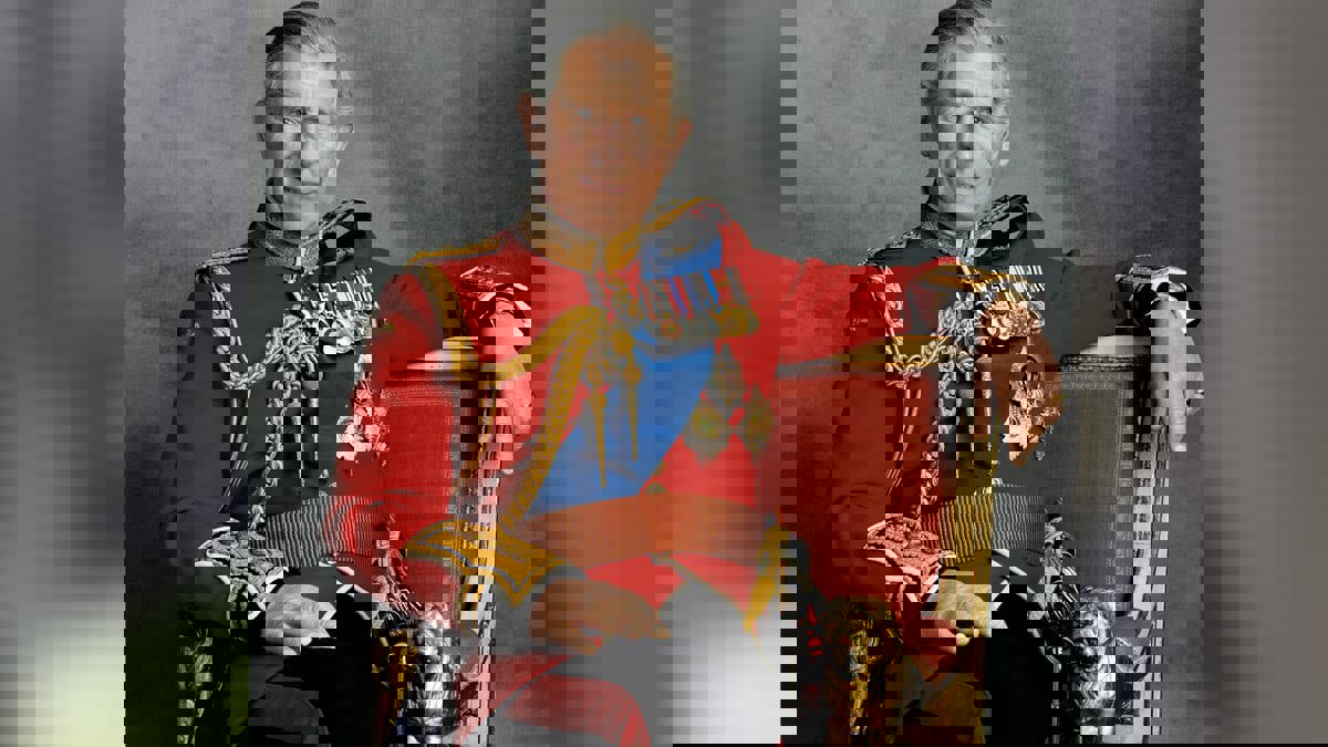 من هو الأمير تشارلز الثالث ملك بريطانيا الجديد؟