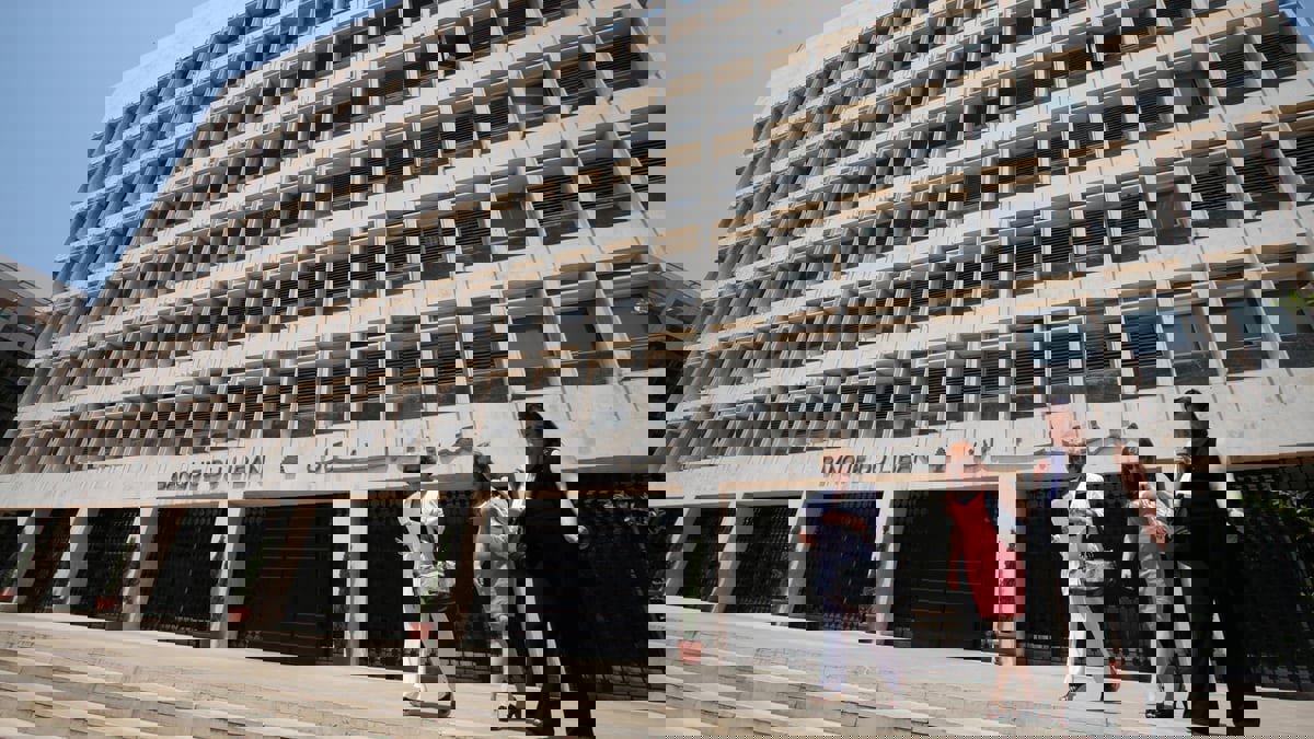 مصرف لبنان يحدد سعر صرف جديدا للسحب من الودائع الدولارية