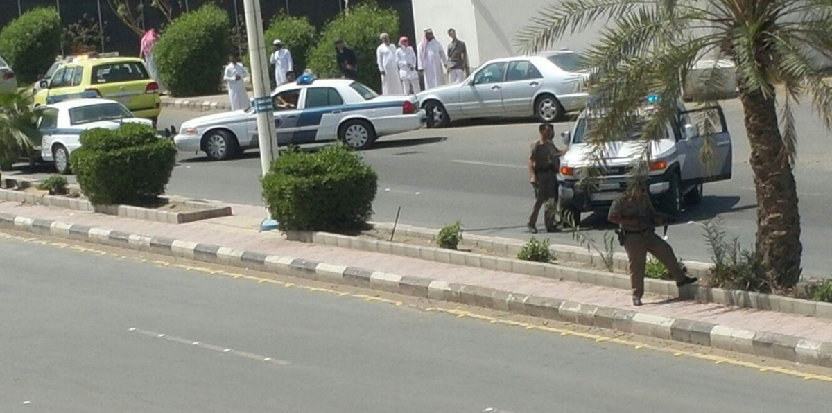 سيدة تقتحم بنكًا محاولة طعن موظف في السعودية