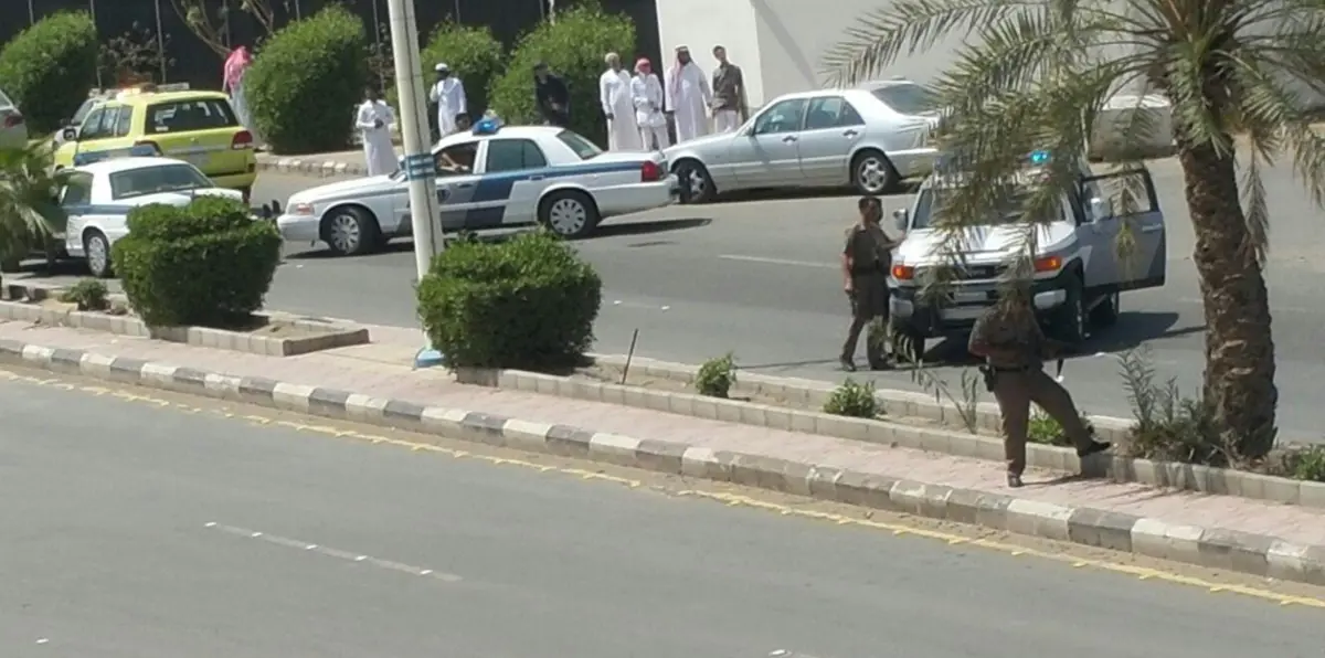 سيدة تقتحم بنكًا محاولة طعن موظف في السعودية