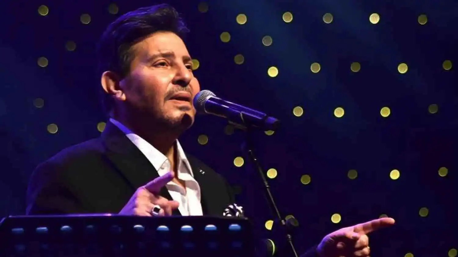 صور مزيفة وتصريحات غير دقيقة.. "المهن الموسيقية" توضح حقيقة وضع هاني شاكر