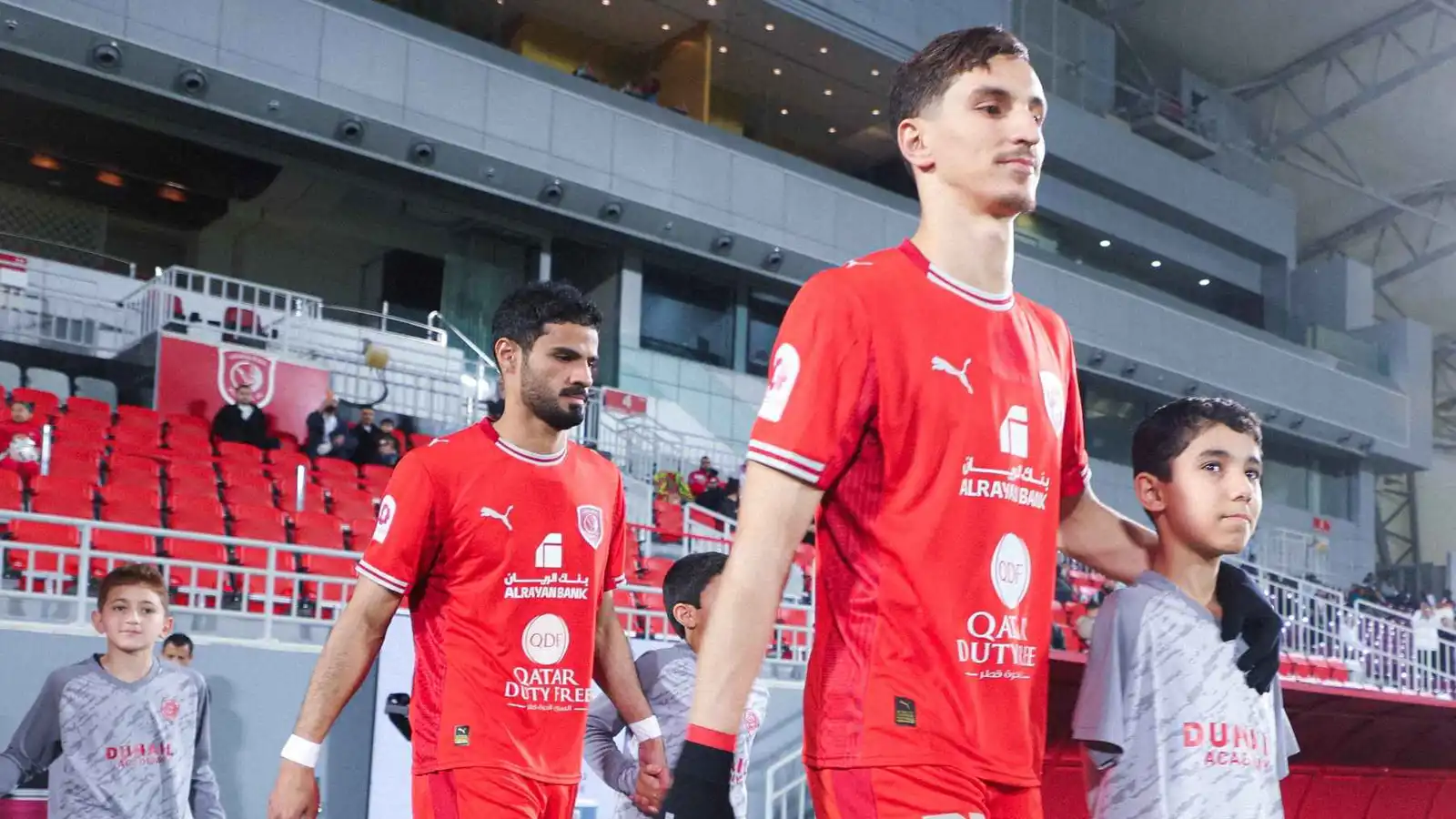 عادل بولبينة يهدي هدفه مع الدحيل لطفل فلسطيني مبتور الذراعين (فيديو وصور)