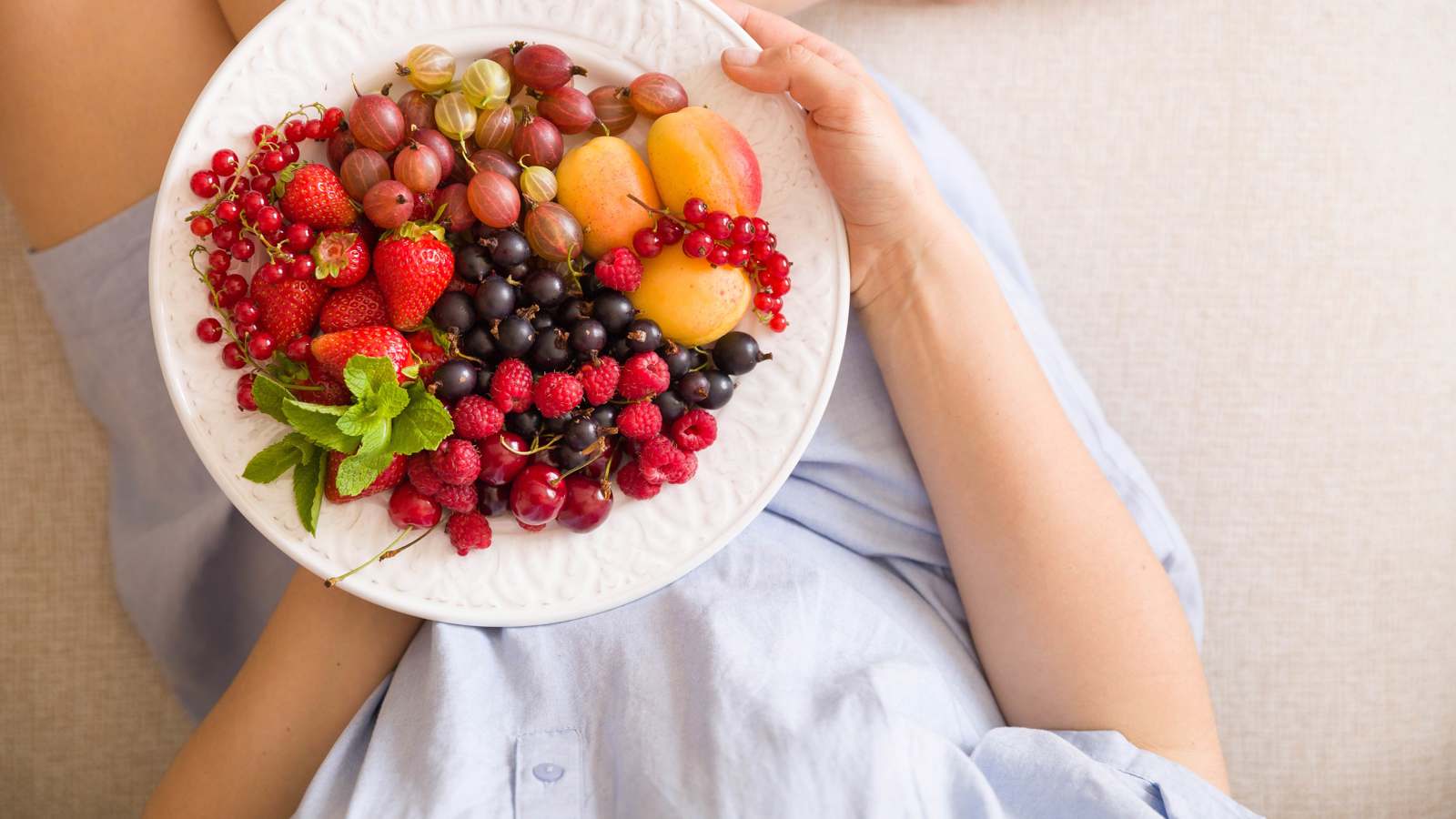 أحدها الكرز.. فواكه ضرورية لصحة النساء بعد سن الـ30