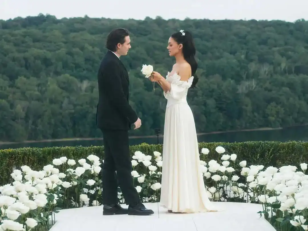 بروكلين بيكهام وزوجته