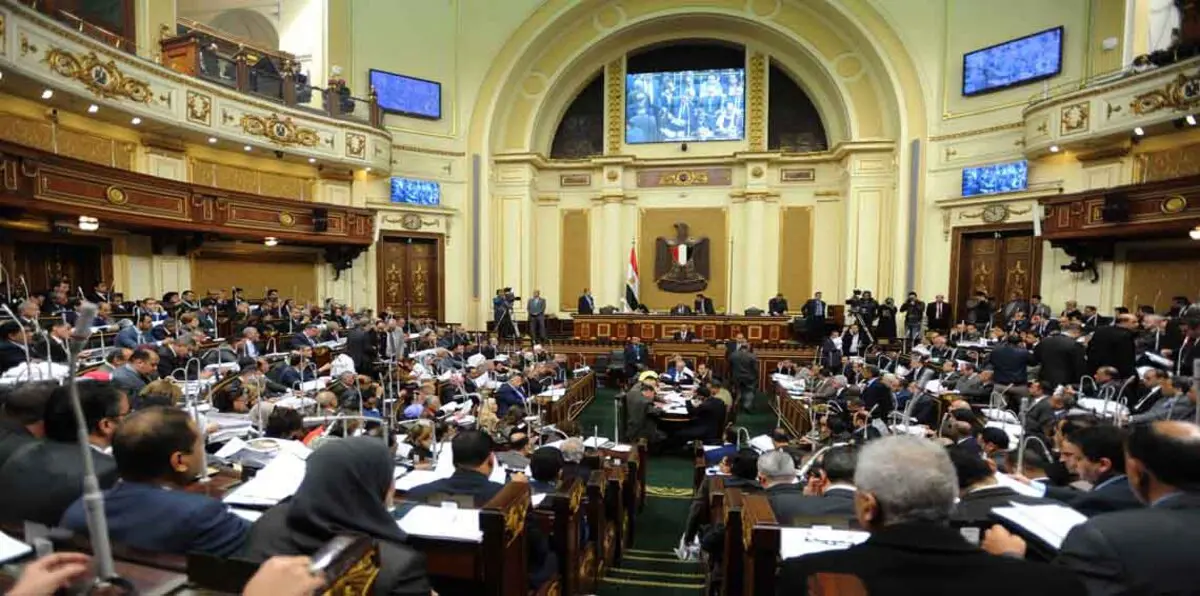 البرلمان المصري يقر قانون تحصين قادة الجيش من الملاحقة القضائية