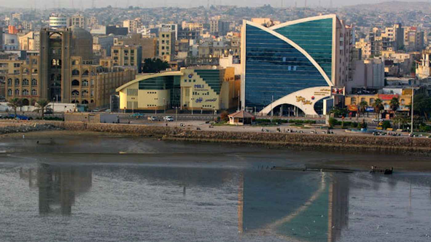 إيران.. استخراج  100 عبوة مخدرة من معدة شاب (صور)