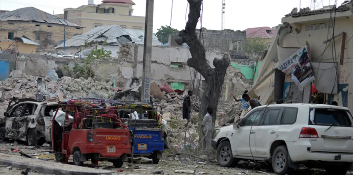 مقتل 13 إثر تفجير مزدوج استهدف فندقًا بمقديشو