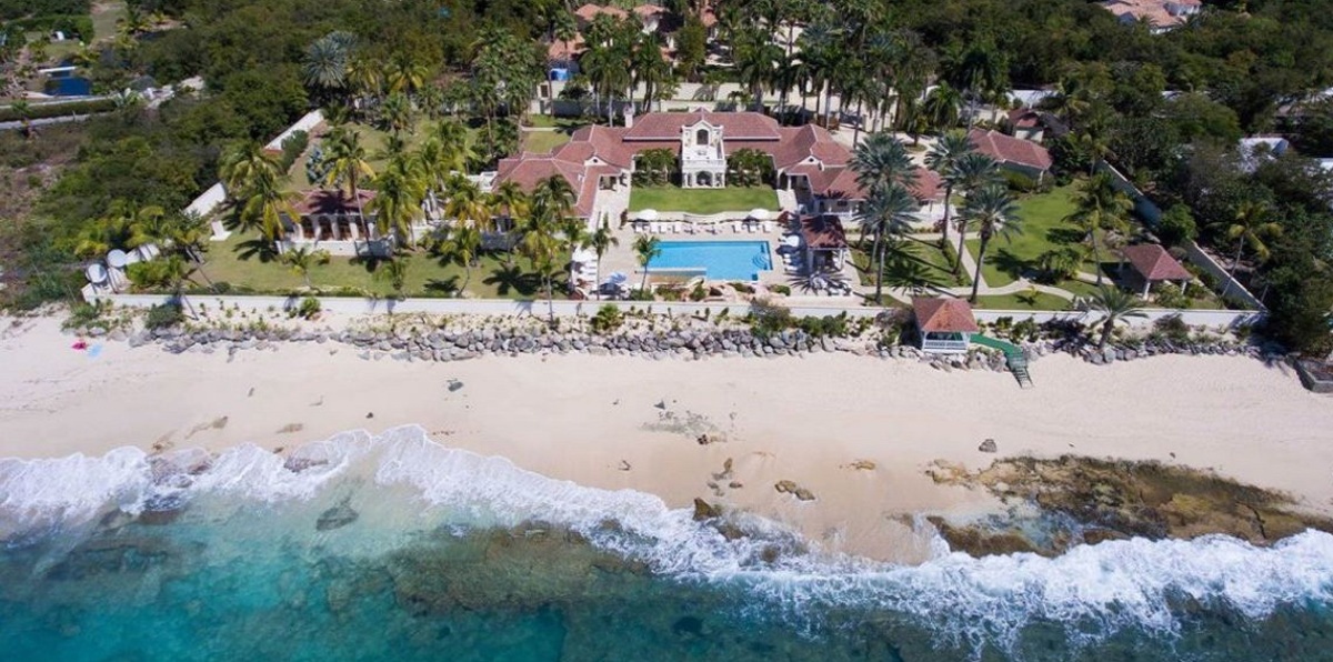 بالصور و الفيديو..  إعصار إرما يخلّف دمارًا واسعًا في قصر ترامب