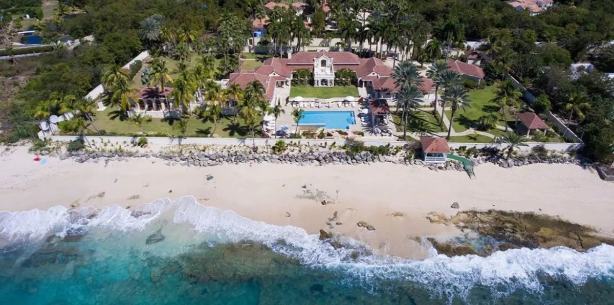 بالصور و الفيديو..  إعصار إرما يخلّف دمارًا واسعًا في قصر ترامب