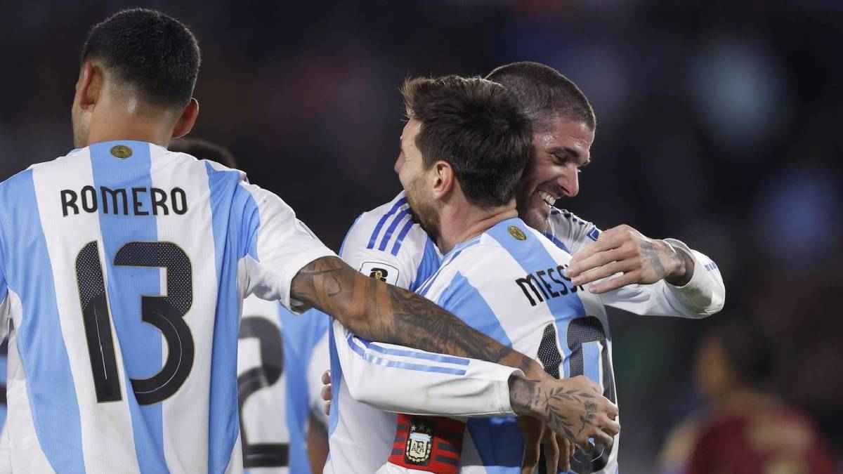 سأبكي بسببكم.. لحظة مؤثرة بين ميسي وزميله في منتخب الأرجنتين (فيديو)