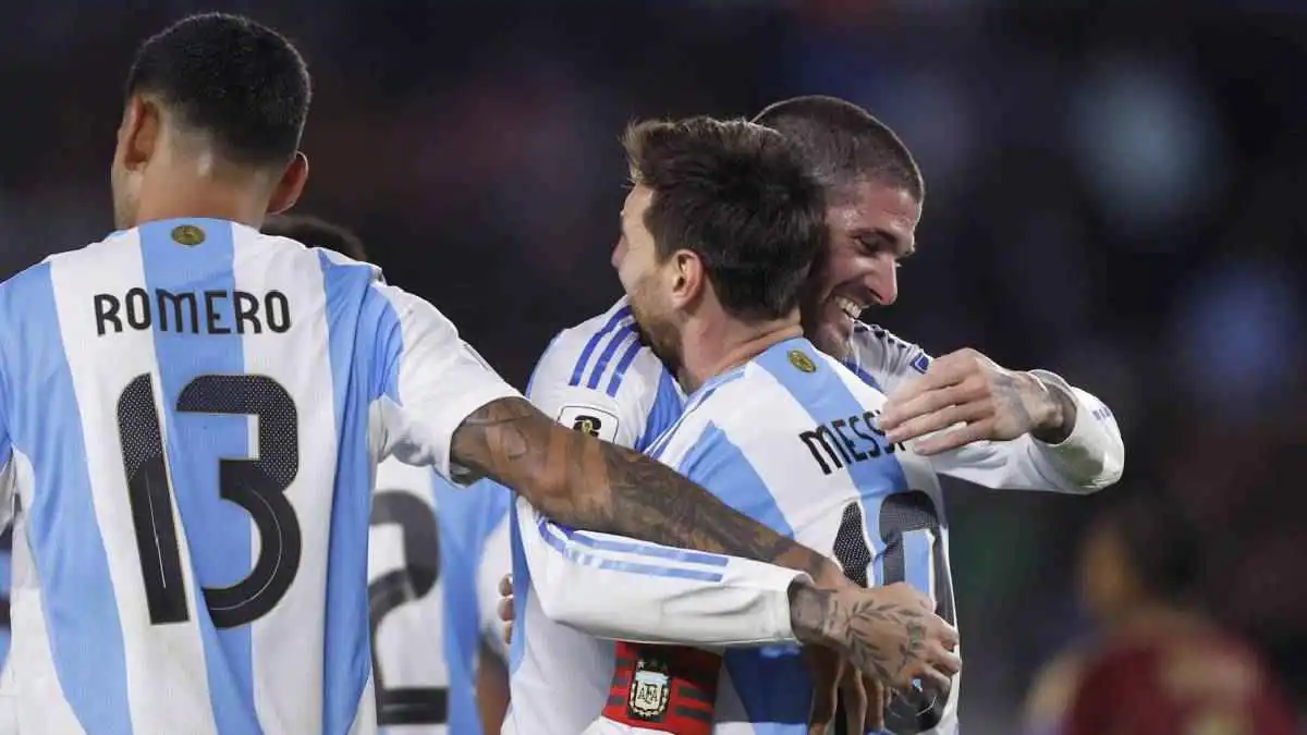 سأبكي بسببكم.. لحظة مؤثرة بين ميسي وزميله في منتخب الأرجنتين (فيديو)