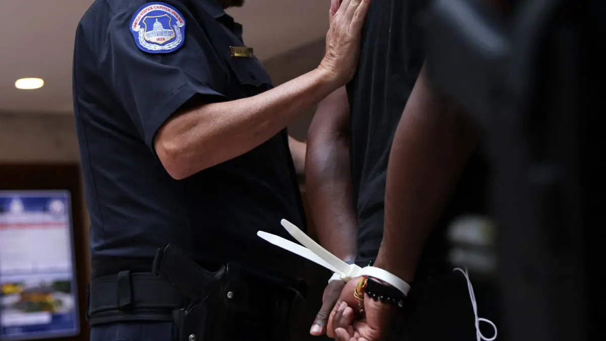 دراسة تكشف تأثير الفقر وعدم المساواة على معدلات الجريمة 