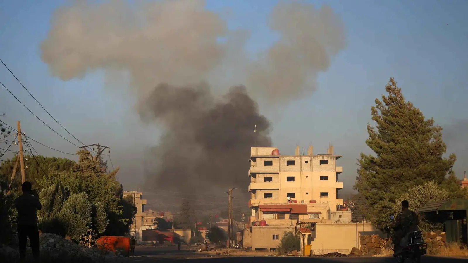 إعلام عبري: إسرائيل "وعدت" واشنطن بوقف هجماتها في جنوب سوريا