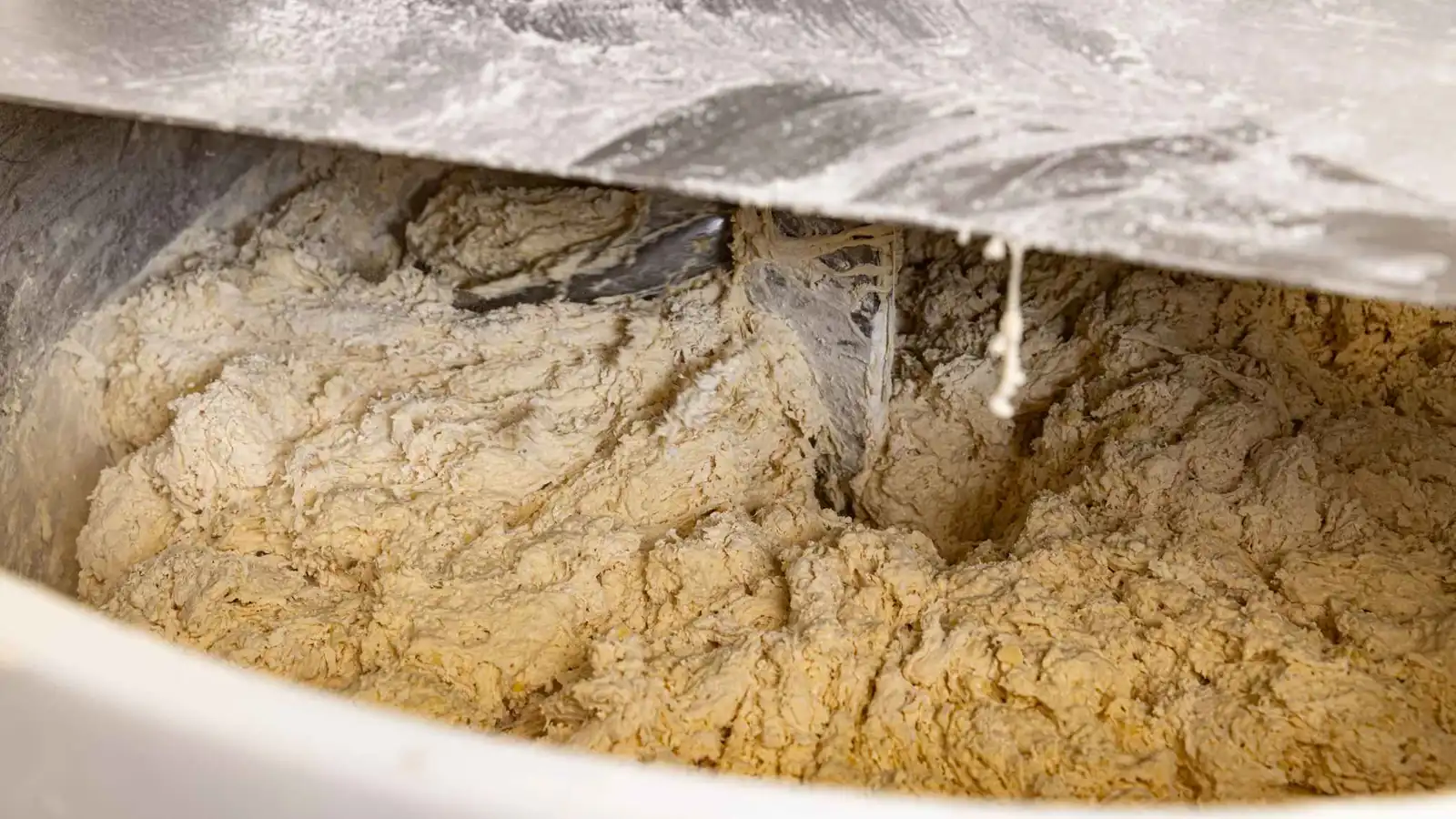 وفاة سيدة علقت داخل "عجانة طحين" في الأردن