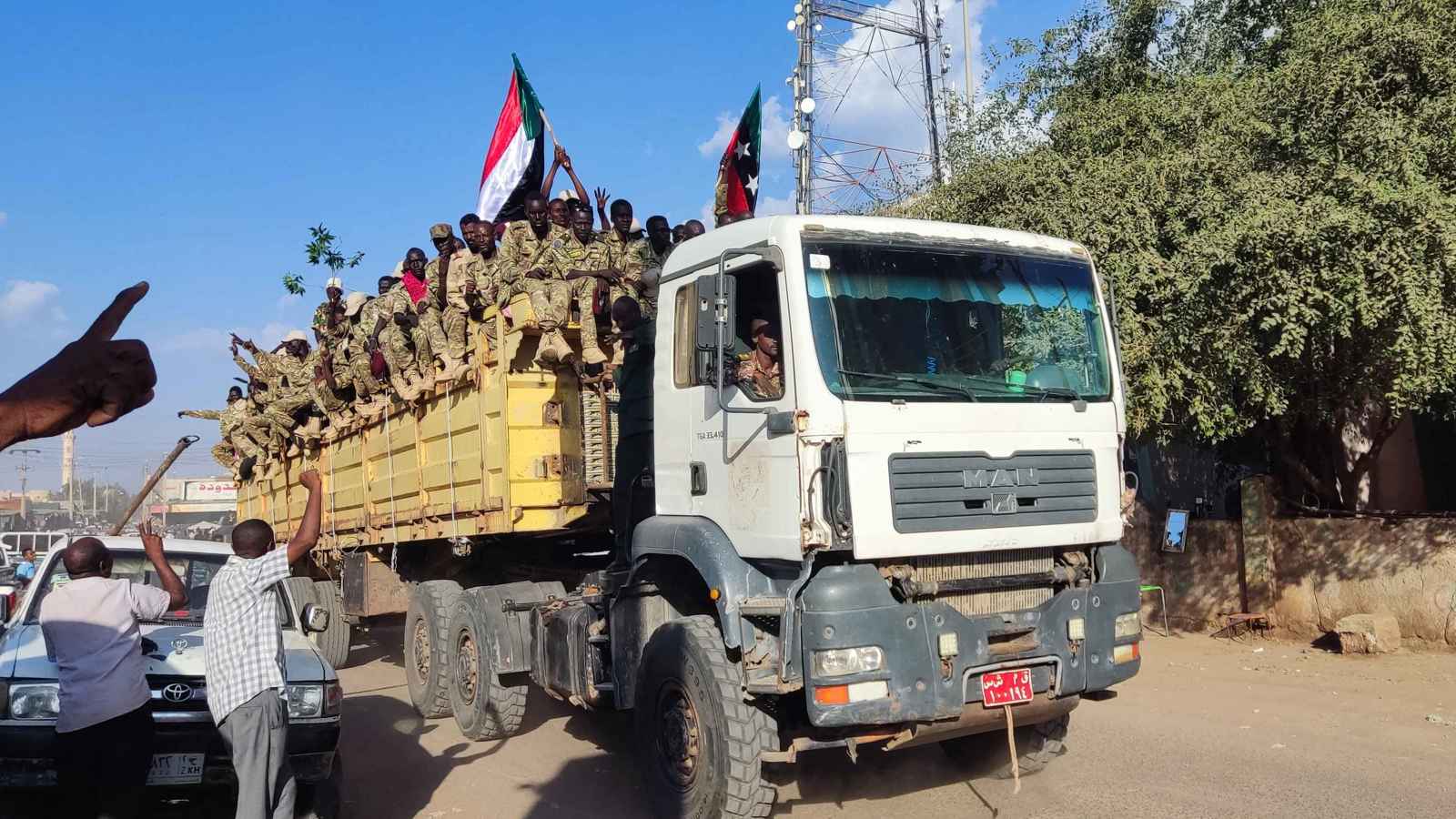 "الجبهات مشتعلة".. قتال عنيف في مناطق عدة بالسودان (فيديو)