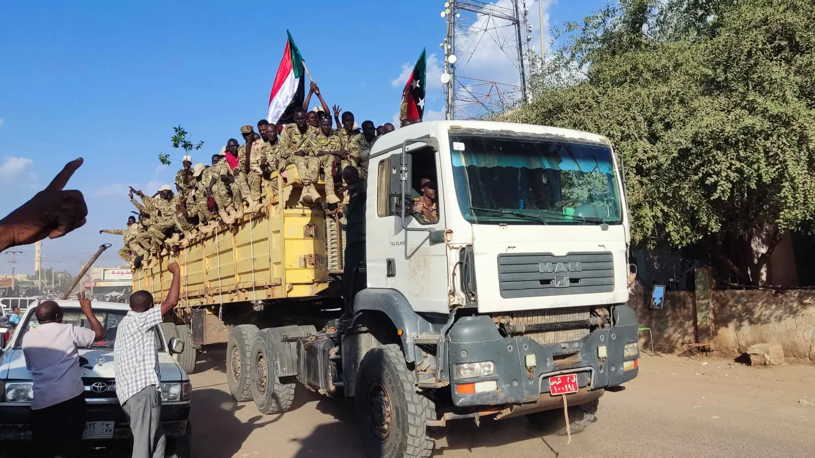 "الجبهات مشتعلة".. قتال عنيف في مناطق عدة بالسودان (فيديو)