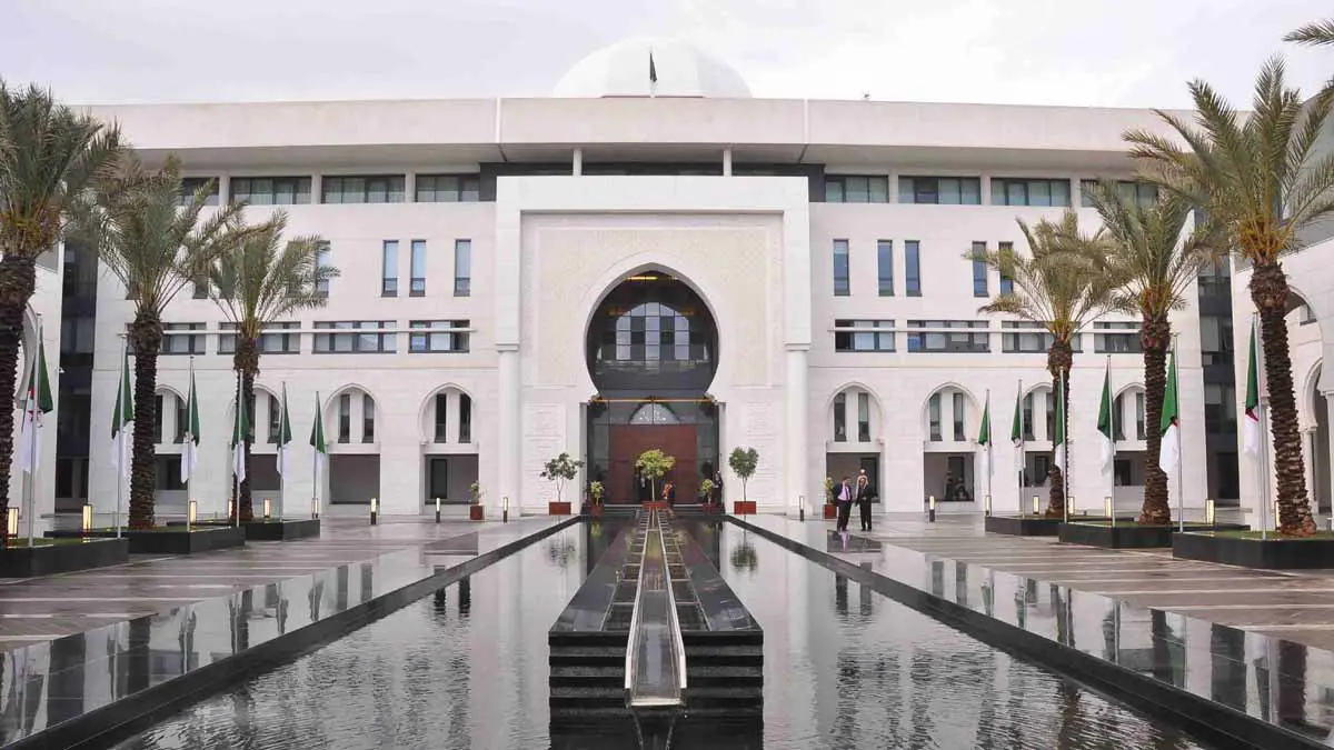 الخارجية الجزائرية تنفي منع مسؤولين من السفر