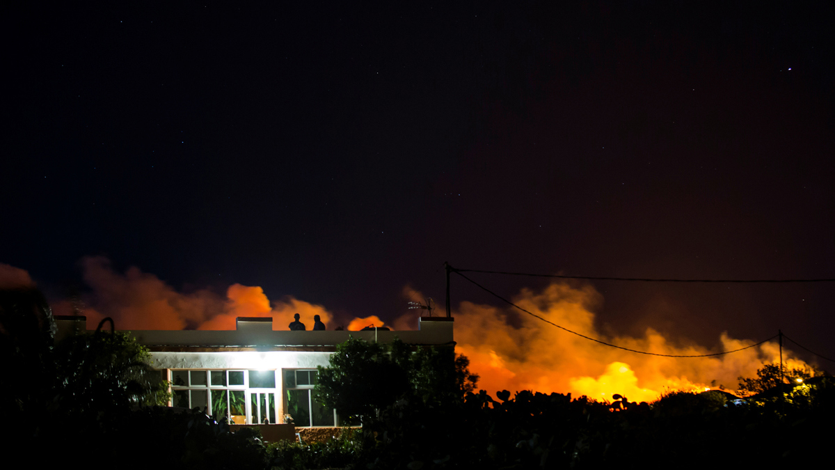 حريق غابات يدفع السلطات الإسبانية لإخلاء منطقة بجزر الكناري