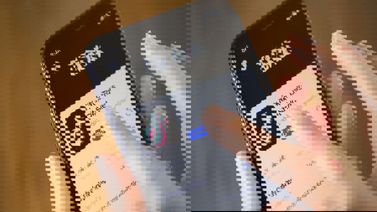 جدل بين سعوديين بعد إساءة مشهورة "تيك توك" للذات الإلهية