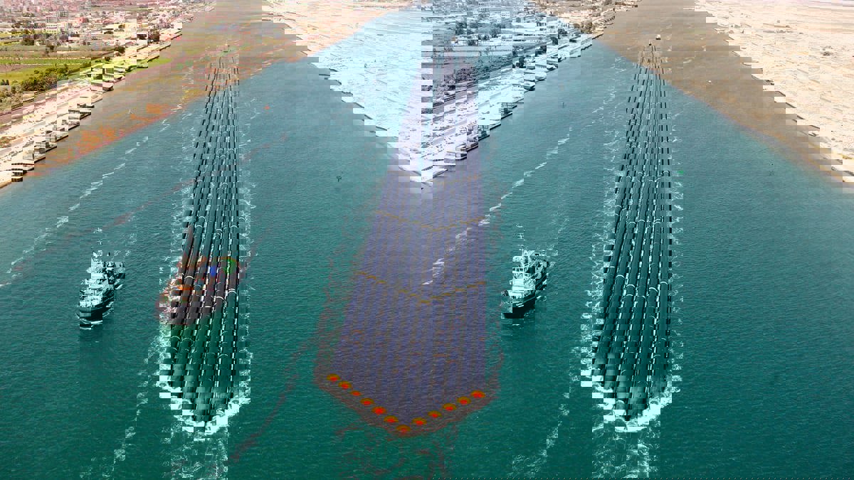 مصر تنفي اتخاذ السفن مسارات بديلة لقناة السويس بعد رفع رسوم العبور