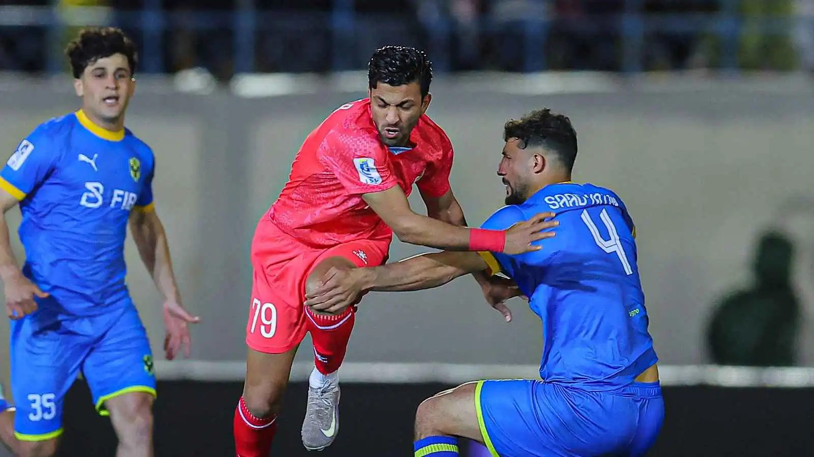 إصابة نجم منتخب الأردن بألعاب نارية في مباراة بالدوري العراقي (فيديو)