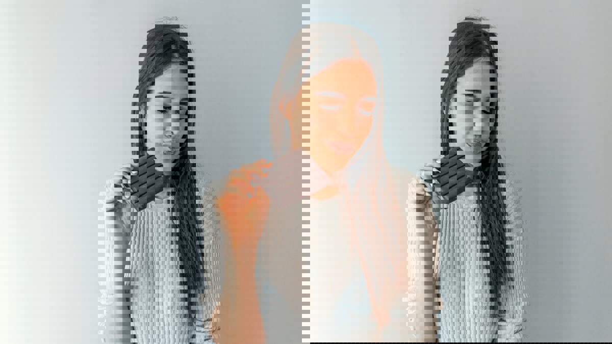 لاحتوائها على الكادميوم والرصاص.. تحذيرات من الشوكولاتة الداكنة 