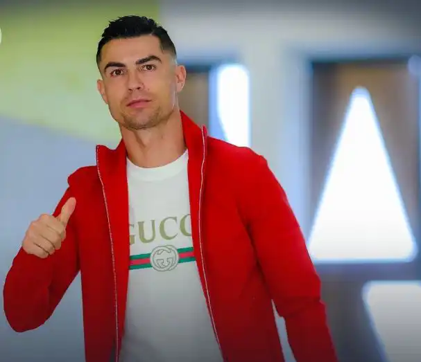 رونالدو بالطاقم الأحمر