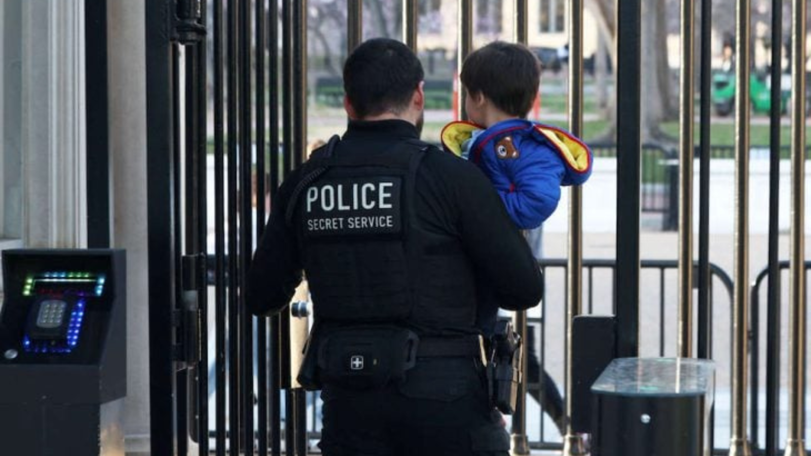 طفل يتسلل عبر سياج البيت الأبيض.. والخدمة السرية تتدخل (فيديو)