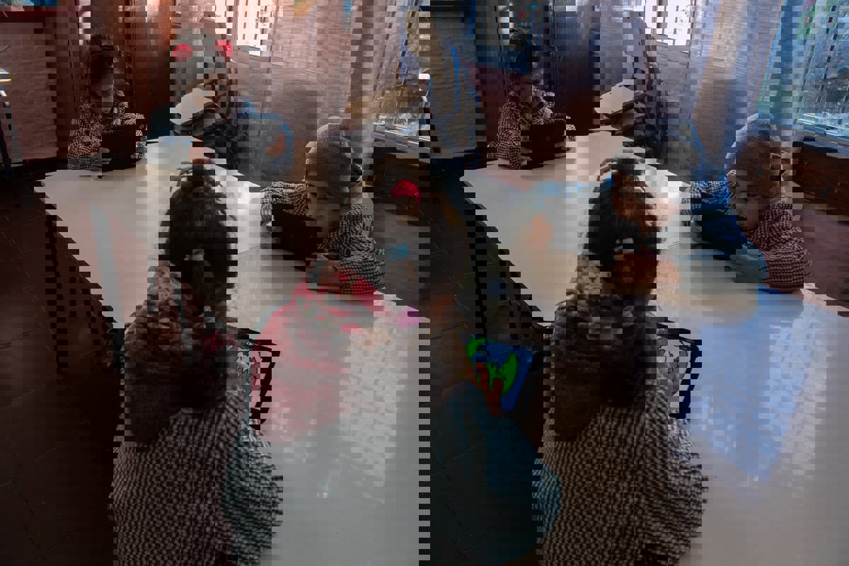 أطباء يحذرون: شاشات الهواتف قد تصيب أطفالكم بـ"العمى"