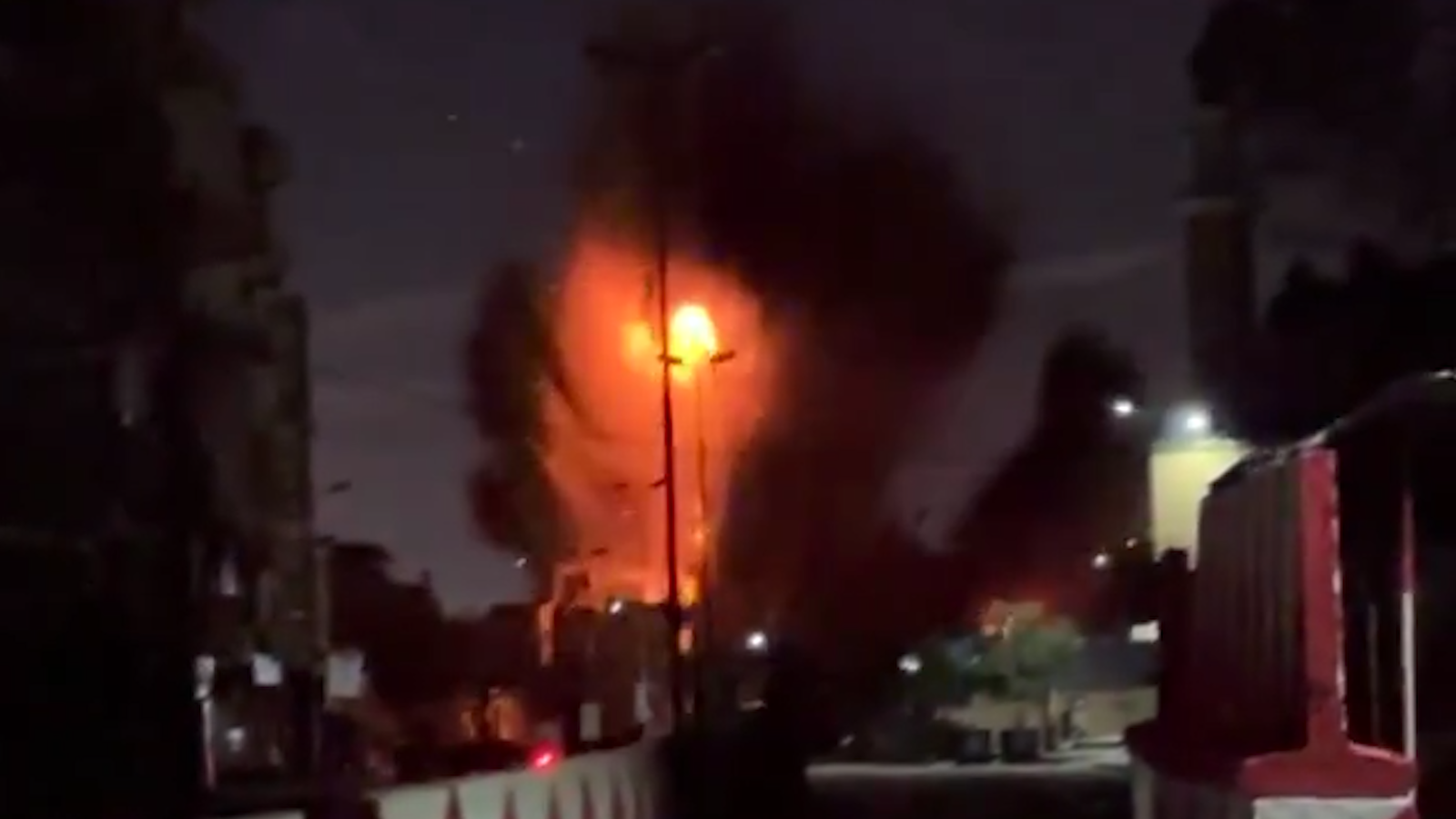 "انفجار هائل".. فيديو يرصد لحظة قصف إسرائيلي على "الشويفات" اللبنانية