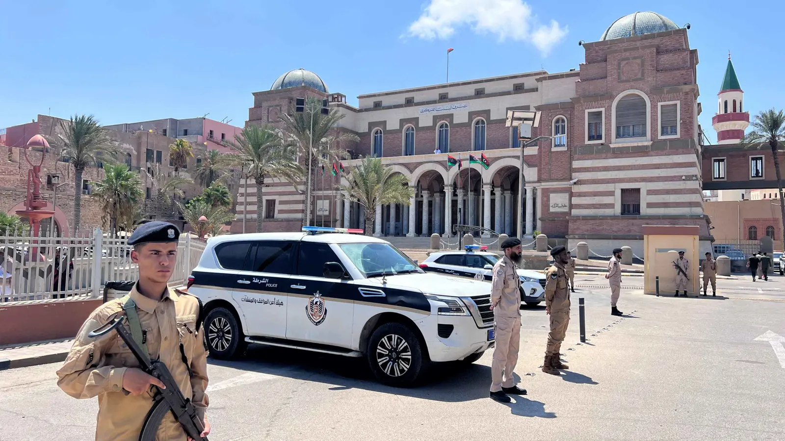 تحذيرات من أن تعصف أزمة المصرف المركزي بالدينار الليبي