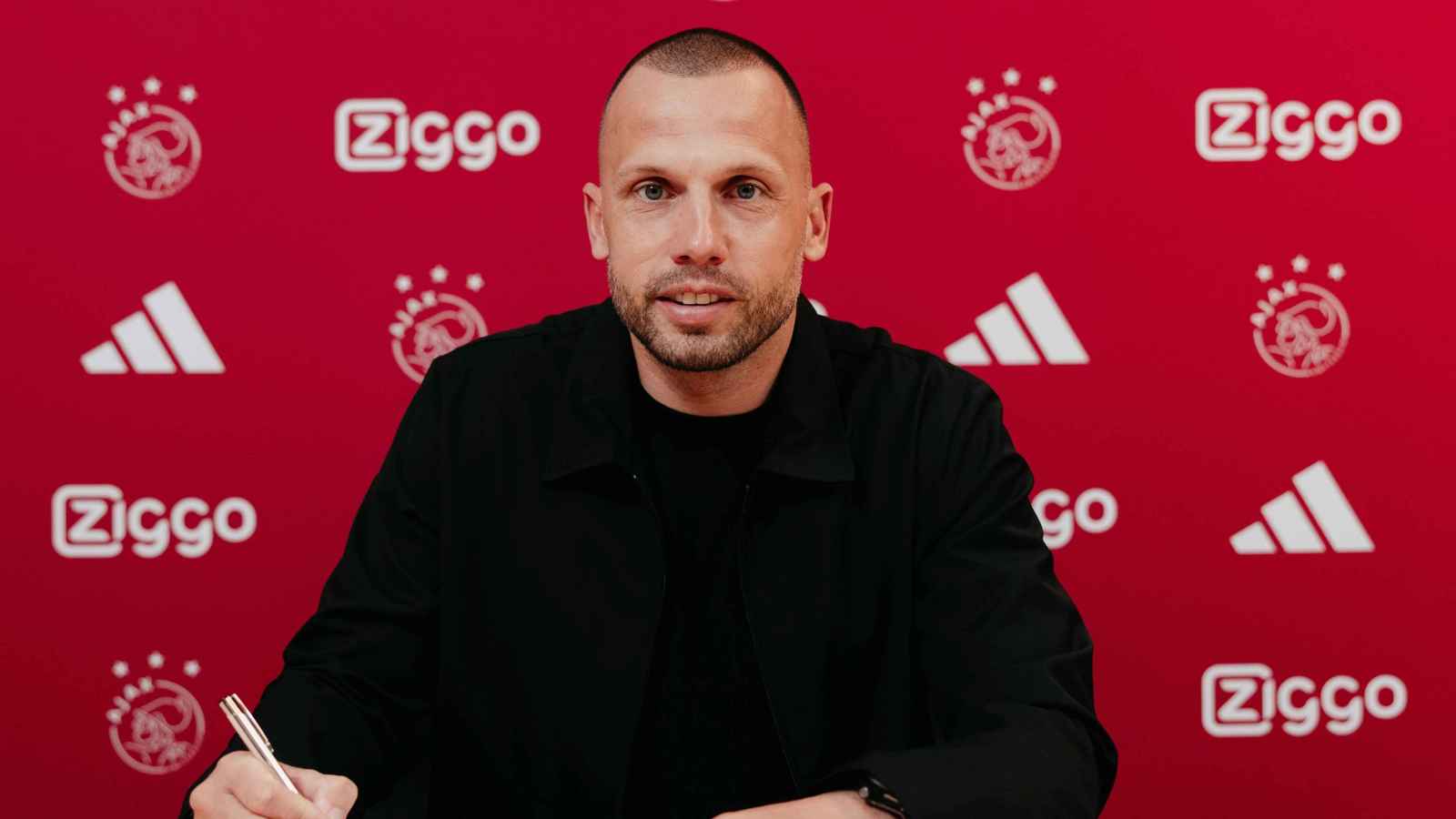 أياكس الهولندي يعيّن مساعد أرني سلوت السابق مدربا جديدا