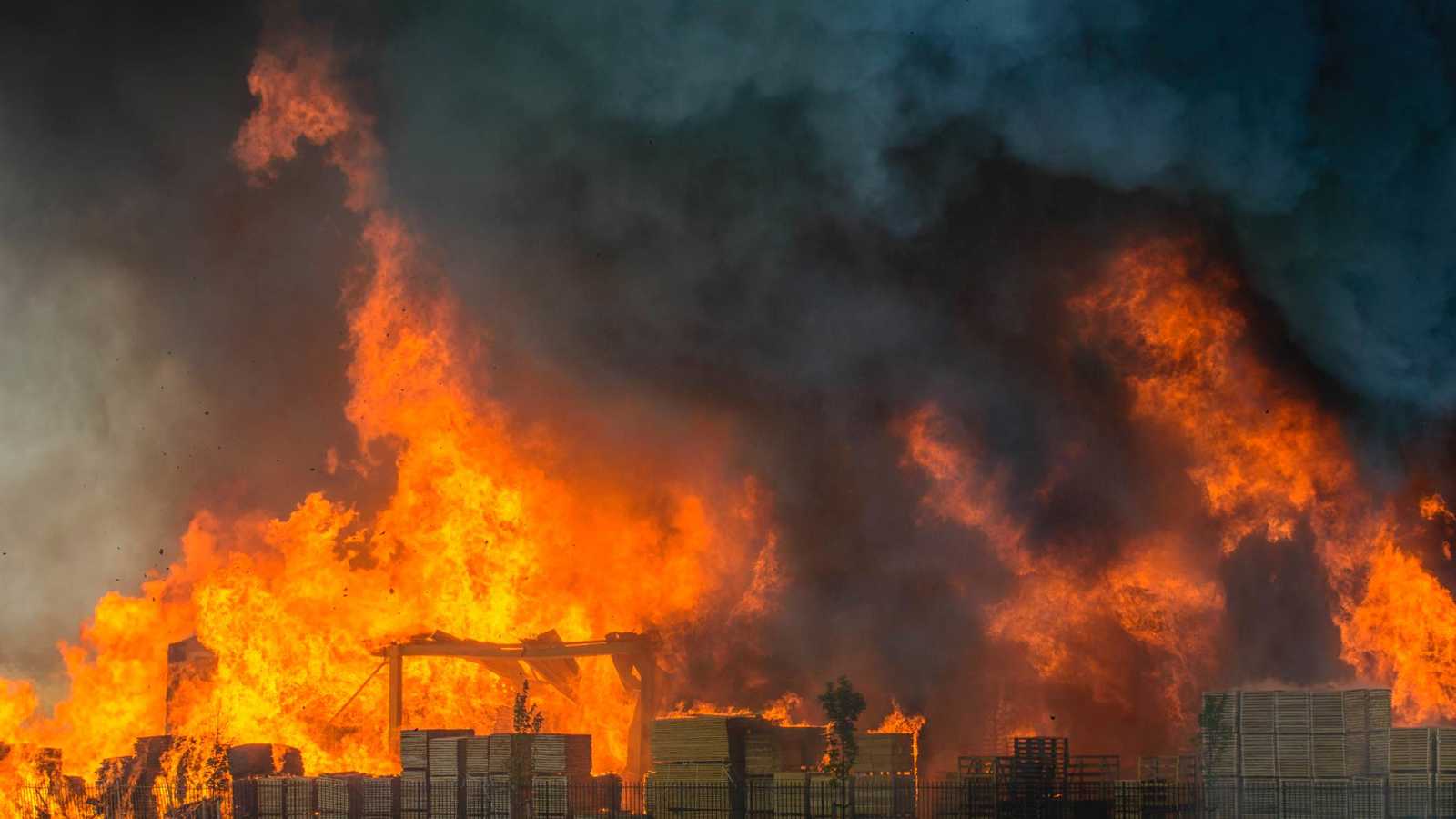 حريق ضخم يثير ذعر السكان في إزمير التركية (فيديو)