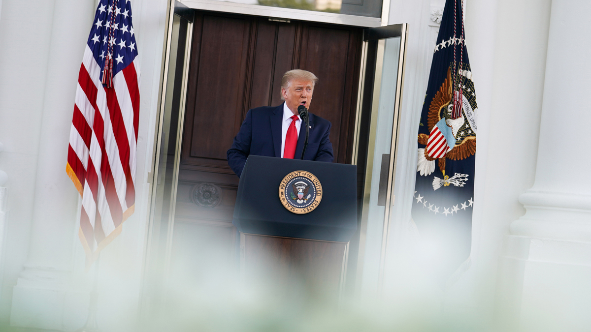 ترامب يصف بايدن بـ"الغبي" ويطالبه بالاعتذار