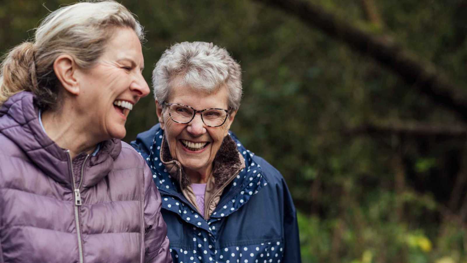 البشر لا يشيخون تدريجيًا.. الكشف عن قفزات حادة في هذا العمر