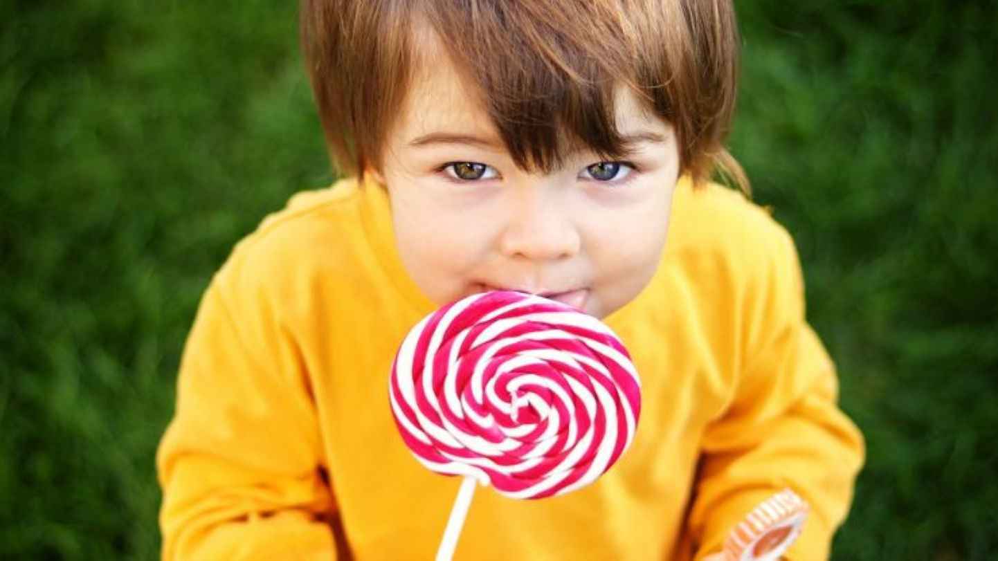 "الصبغة القاتلة".. متى يتوقف الأطفال عن تناول "اللون الأحمر"؟