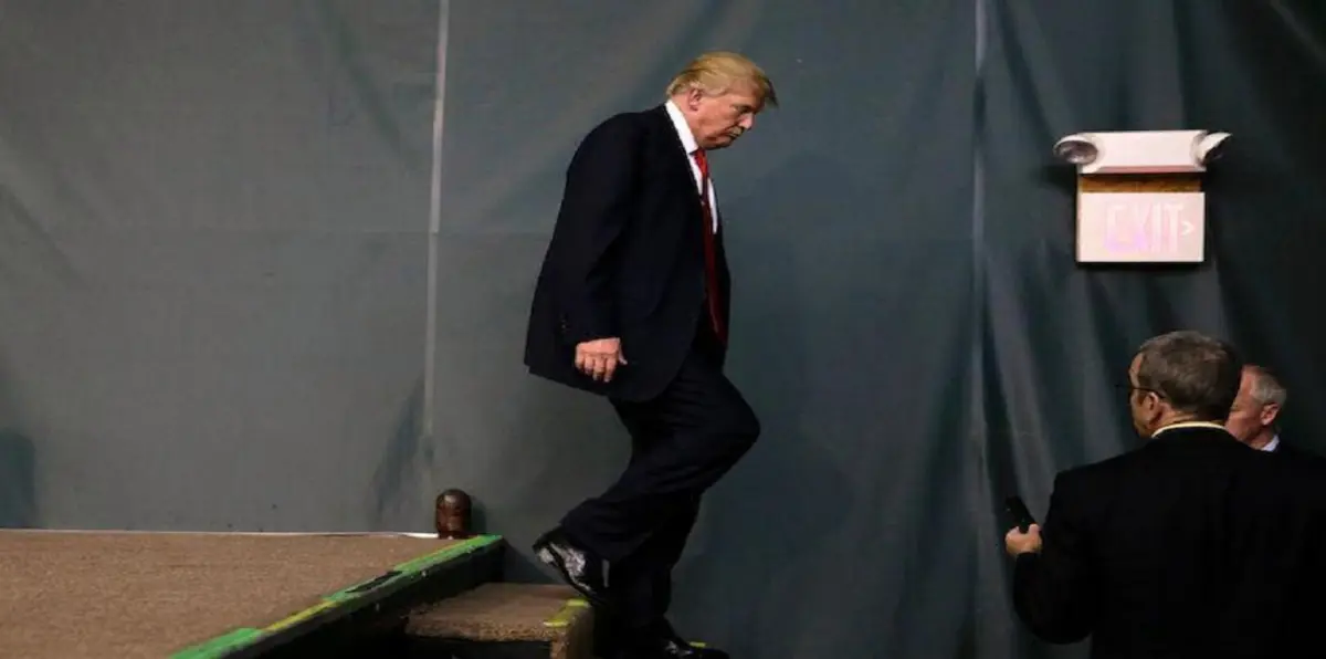 هل يعاني ترامب فعلًا من فوبيا السلالم والمنحدرات ؟