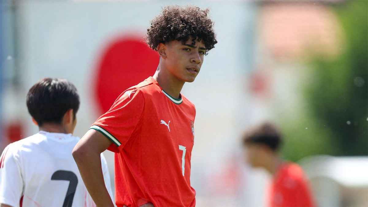 4 مراهقين يحرجون كريستيانو جونيور