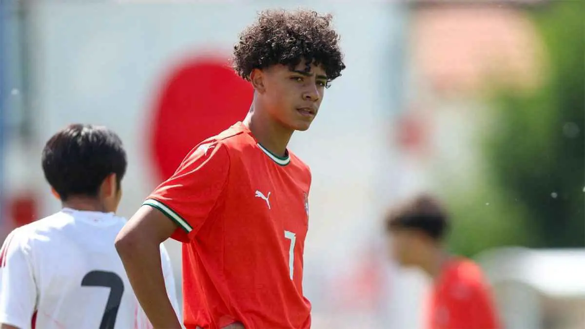 4 مراهقين يحرجون كريستيانو جونيور