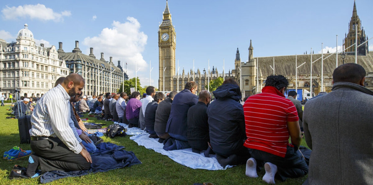 "رسائل الكراهية".. أحدث حلقات الإسلاموفوبيا في بريطانيا (فيديوغراف)