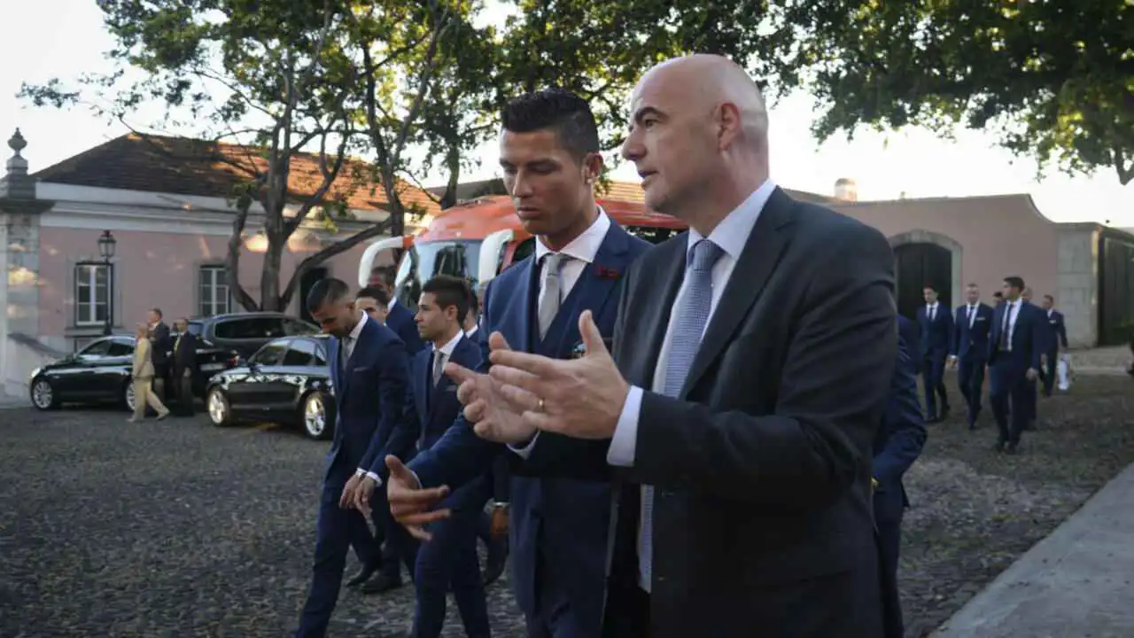 بعد انقلابه على ذا بيست والكرة الذهبية.. هل رضخ الفيفا لكريستيانو رونالدو؟