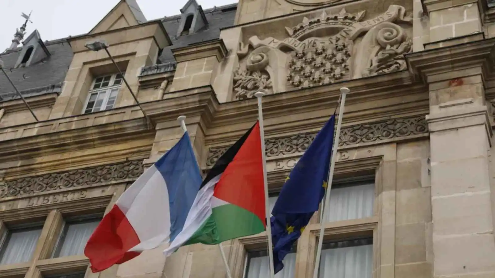 بعد إعلان ماكرون.. تعليمات للمباني الحكومية في فرنسا بإنزال العلم الفلسطيني