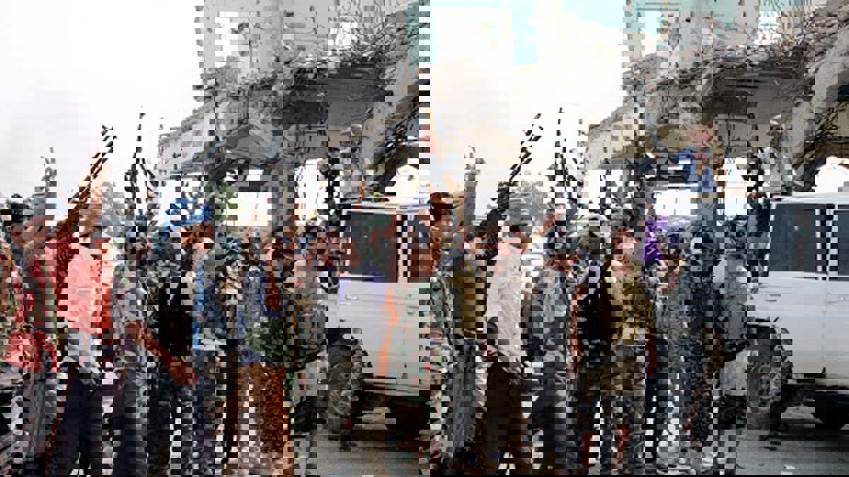 خبير سعودي ينتقد تسليم الإخوان لمعسكر إستراتيجي في الجوف للحوثيين