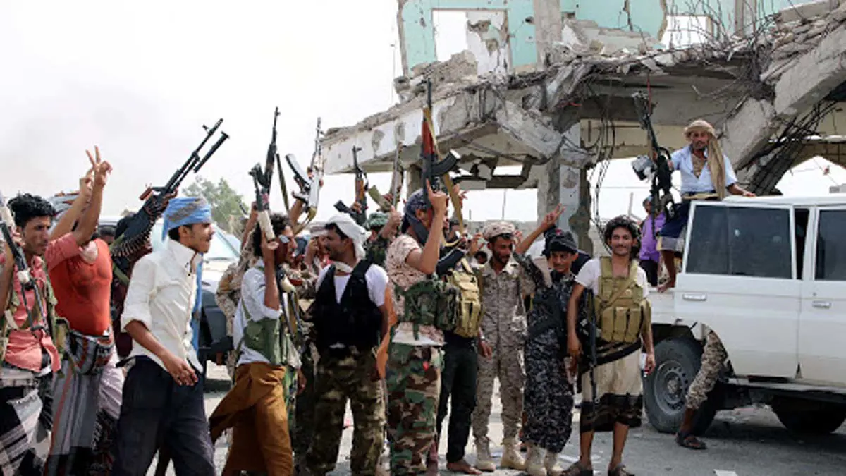 خبير سعودي ينتقد تسليم الإخوان لمعسكر إستراتيجي في الجوف للحوثيين