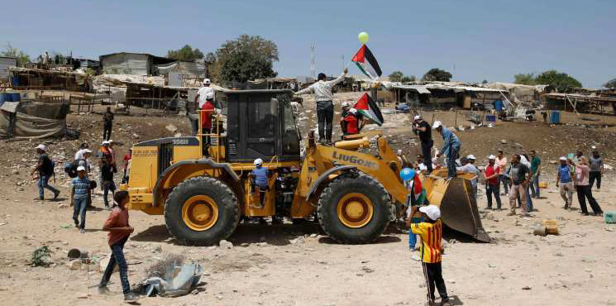 الاحتلال الإسرائيلي يبدأ بهدم "الخان الأحمر" ويعلنه منطقة عسكرية مغلقة