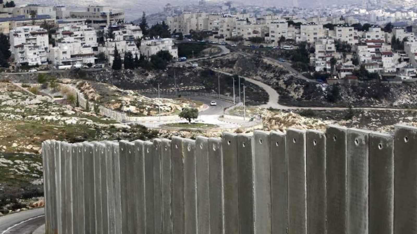 "طوق استيطاني".. إسرائيل تعيد تشكيل جغرافيا الضفة الغربية (فيديو)